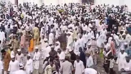 देवास नगर: देवास में मुस्लिम समाज ने धूमधाम से मनाया ईद-उल-अज़हा का पर्व, राधा गंज स्थित मस्जिद में अदा की गई विशेष नमाज़