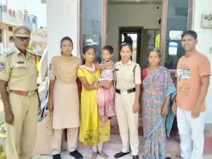 నిర్మల్: మంజులాపూర్‌లో తప్పిపోయిన బాలికను గుర్తించి తల్లిదండ్రులకు అప్పగించిన పోలీసులు