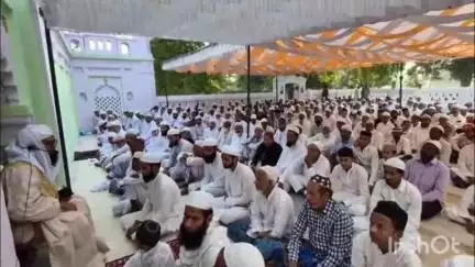 रामसनेही घाट: दरियाबाद क्षेत्र में धूमधाम से मनाया गया बकरीद का त्योहार, ईदगाहों पर पढ़ी गई नमाज