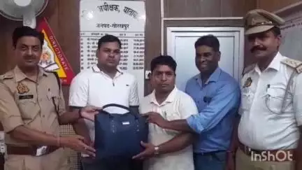 गोरखपुर: ट्रैफिक विभाग के ITMS ने ऑटो में छूटे ढाई लाख के जेवर एवं नगदी को बरामद कर वादी को किया सुपुर्द
