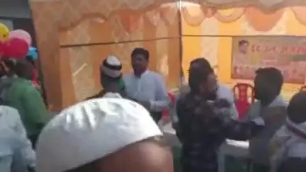 हाथरस: कस्बा मेंडू में ईद की नमाज शांतिपूर्ण तरीके से की गई अदा, नगर पंचायत अध्यक्ष ने मुस्लिम लोगों को गले मिलकर दी बधाई