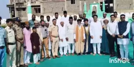 कुक्षी: कुक्षी में मुस्लिम समाज के लोगों ने मनाया बक़रीद का पर्व, विशेष नमाज़ अदा कर एक-दूसरे को गले लगाकर दी बधाई