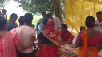 হিলি: বিধানসভা নির্বাচনের আগে ডুমরণে 'আপনার পাশে অশোক' কর্মসূচির মাধ্যমে স্থানীয় মানুষদের মধ্যে পরিষেবা প্রদান করলেন বিধায়ক