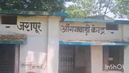 कुनकुरी: आंगनबाड़ी भवन की छत टूटकर किशोरी की पीठ पर गिरी, बंदरचुंवा पंचायत का मामला