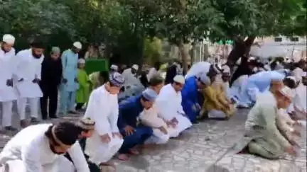 बरेली: ईद उल अजहा की नमाज़ मस्जिद नोमहला शरीफ में अदा करने के बाद लोगों ने गले मिलकर दी मुबारकबाद
