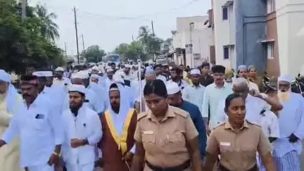 திருப்பத்தூர்: அச்சுகட்டு ஈத்கா மைதானத்தில் பக்ரீத் பண்டிகையை ஒட்டி சிறப்பு தொழுகை- 2000க்கும் மேற்பட்டோர் பங்கேற்பு