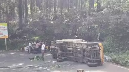 ஏற்காடு: ஏற்காடு மலைப் பாதையில் சரக்கு வாகனம் கவிழ்ந்து விபத்து- 3 பேர் படுகாயம்