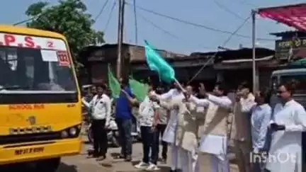आष्टा: सीहोर जा रही बसों को MLA गोपाल सिंह ने महाराणा प्रताप चौराहा से हरी झंडी दिखाकर किया रवाना