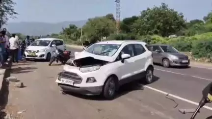 కలువాయి మండలం మాదన్నగారిపల్లి హైవేపై ముందు వెళుతున్న కారుని వెనుక నుంచి ఢీకొట్టిన మరో కారు