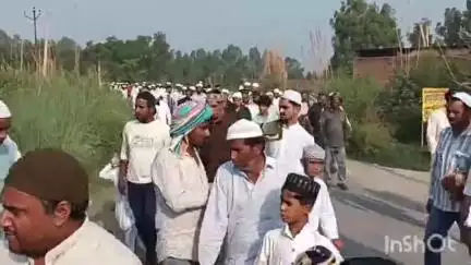 नजीबाबाद: नजीबाबाद के ग्राम रमन वाला स्थित ईदगाह पर कारी अफान काजी ने ईद की नमाज अदा कराई