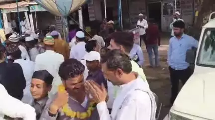 तालबेहट: तालबेहट शहर में ईद उल अजहा बकरीद के पर्व पर नगर पंचायत अध्यक्ष ने गले मिलकर दी शुभकामनाएं, पुलिस व्यवस्था रही चौकस