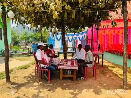 लातेहार: कांग्रेस नेता प्रो. तुलेश्वर उरांव के बेटे की शादी में लातेहार के चन्दनडीह में शामिल हुए कई नेता