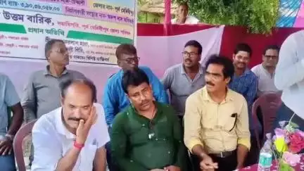 তমলুক: পূর্বচড়া হইতে কলমদান পর্যন্ত পিচ রাস্তা নির্মাণের আনুষ্ঠানিক উদ্বোধনী অনুষ্ঠান আজ অনুষ্ঠিত হল। উদ্বোধন করেন সভাধিপতি