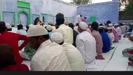 हसनपुरा: हसनपुरा के सैयद मखदूम हसन रोड स्थित ईदगाह में बकरीद पर्व की नमाज अदा की गई