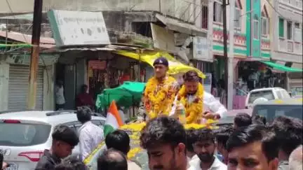 खिलचीपुर: ट्रेनिंग के बाद अग्निवीर पहुंचा गांव, पिता व परिजनों की आँखों से छलके आंसू, युवाओं ने कंधे पर बैठाकर किया स्वागत