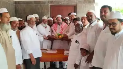 పలమనేరు: నియోజకవర్గం ఎమ్మెల్యే అమర్నాథ్ రెడ్డిని మర్యాదపూర్వకంగా కలిసి సన్మానించిన ముస్లిం మైనారిటీ నాయకులు