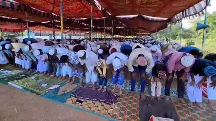 நத்தம்: நத்தத்தில் பக்ரீத் பண்டிகையை முன்னிட்டு நடைபெற்ற சிறப்பு தொழுகையில் 3000 த்திற்கு மேற்பட்ட இஸ்லாமியர்கள் கலந்து கொண்டனர்