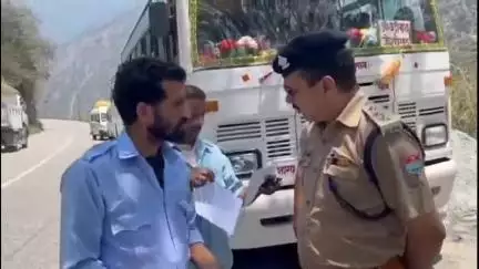 रुद्रप्रयाग: पुलिस ने चेकिंग के दौरान बरामद अवांछित सामग्री को किया नष्ट, संबंधित के खिलाफ की गई चालानी कार्रवाई