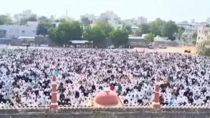 જામનગર શહેર: મુસ્લિમ બિરાદરોએ શહેરમાં શંકર ટેકરી ઈદગાહ ખાતે નમાઝ પઢી ઈદ ઉલ અઝહાની હર્ષોલ્લાસપૂર્વક ઉજવણી કરી
