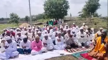 ಕುಂದಗೋಳ: ಬಕ್ರೀದ್ ಹಬ್ಬದ ಹಿನ್ನಲೆ ಗುಡೇನಕಟ್ಟಿ ಗ್ರಾಮದಲ್ಲಿ ಮುಸ್ಲಿಂ ಬಾಂಧವರಿಂದ ಸಾಮೂಹಿಕ ಪ್ರಾರ್ಥನೆ