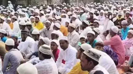 বেলডাঙা ১: বেলডাঙা সরিফ নগর প্রাথমিক বিদ্যালয়ের ইদগাহ ময়দানে ইদের নমাজ আদায় ও সেফ ড্রাইভ সেভ লাইফের বার্তা
