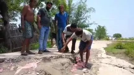মানিকচক: সনাতন টোলা এলাকায় অত্যন্ত নিম্নমানের রাস্তা নির্মাণ করায় ভেঙে পড়েছে রাস্তা,ক্ষিপ্ত এলাকাবাসী#jansamasya