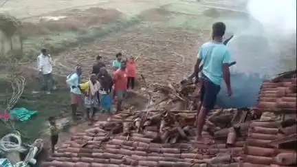 टंडवा: सिसई गांव के बिरहोर टांड में खपरैल घर में लगी आग, सामान जलकर बर्बाद