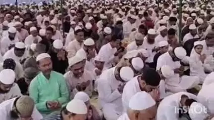 कायमगंज: कायमगंज क्षेत्र में ईद-उल-अजहा पर 39 मस्जिदों व ईदगाहों में नमाज अदा की गई, नमाजियों ने मांगी देश की सलामती की दुआ