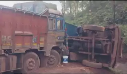 ଚମ୍ପୁଆ: ବାରବାଙ୍କ ଘାଟି ନିକଟରେ ୨ଟି ଟ୍ରକ ଦୁର୍ଘଟଣା ଗ୍ରସ୍ତ