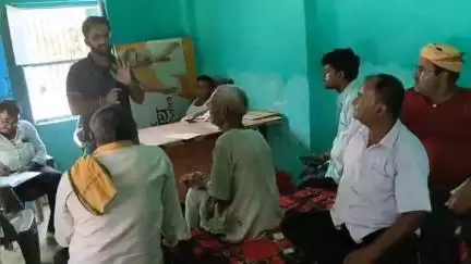 मझौलिया: मझौलिया प्रखंड क्षेत्र के परसा बाबू टोला में कृषि गोष्ठी का आयोजन