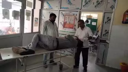 कोरांव: बढ़वारी कला गांव में बेलन नहर की पुलिया से टकराकर बाइक सवार 2 लोग हुए घायल, एक की हालत नाजुक, जिला अस्पताल रेफर