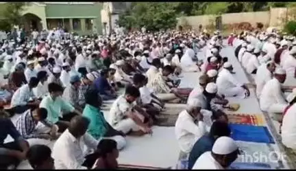 பெரம்பலூர்: மௌலானா பள்ளிவாசலில் பக்ரீத் பண்டிகையை முன்னிட்டு சிறப்பு தொழுகை, ஏராளமான இஸ்லாமியர்கள் பங்கேற்பு
