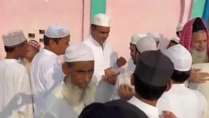 बिलारी: ग्राम मोहम्मद इब्राहिमपुर में सपा विधायक मोहम्मद फहीम इरफान ने क्षेत्रवासियों को गले मिलकर ईद की शुभकामनाएं दी