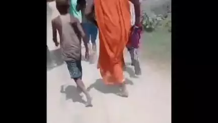 कसिया: पिपराघाट में रास्ते के अभाव के चलते चारपाई पर मरीज को ले जाने का वीडियो सोशल मीडिया पर वायरल