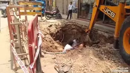 मिर्ज़ापुर: लालडिग्गी में जल निगम के कार्य के दौरान सड़क की पटरी धंसी, स्थानीय लोगों को हो रही परेशानी #jamsamasya