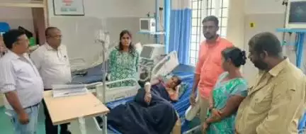 ಚಾಮರಾಜನಗರ: ಕರ್ತವ್ಯದ ವೇಳೆ ಅಸ್ವಸ್ಥರಾದ ಪೌರಕಾರ್ಮಿಕ ಮಹಿಳೆ;ನಗರದ ಸೀಮ್ಸ್ ಆಸ್ಪತ್ರೆಯಲ್ಲಿ ಮುಖ್ಯಾಧಿಕಾರಿ ಮಹೇಶ್ ಆರೋಗ್ಯ ವಿಚಾರಣೆ