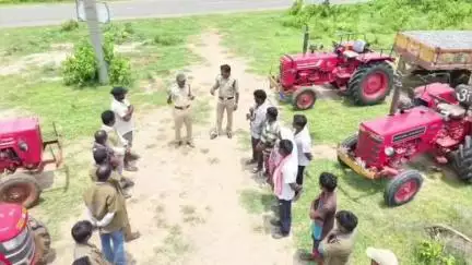 ఆటో.ట్రాక్టర్ డ్రైవర్లు యజమానులతో సమావేశమైన కోటనందూరు పోలీసులు..ఈ జాగ్రత్తలు తప్పనిసరి ఎస్సై రామకృష్ణ