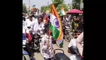 હળવદ: હળવદ તાલુકાના કીડી ગામ ખાતે આર્મીની ટ્રેનિંગ પૂર્ણ કરી વતન પરત ફરતા યુવાનનું ગ્રામજનો દ્વારા ભવ્ય સ્વાગત કરાયું