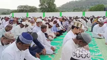परसिया: परासिया: अमन-ओ-चैन की दुआ में उठे हजारों हाथ, ईदगाह पर अदा की गई ईद-उल-अजहा की नमाज़