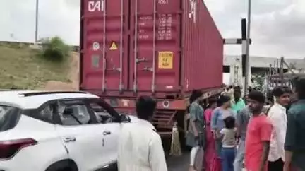 గుంతకల్లు: గుత్తిలో రోడ్డు ప్రమాదం: కారును ఢీకొన్న కంటైనర్ లారీ, కారు డ్రైవర్ కు గాయాలు