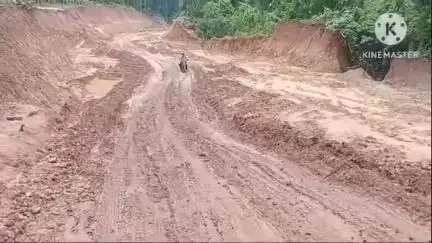 তেলিয়ামুড়া: কয়েক দিনের বাড়ি বর্ষণের ফলে তেলিয়ামুড়া অম্পি সড়কের খাসিয়ামঙ্গল এলাকার রাস্তা বেহাল দশা হয়ে রয়েছে