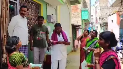 కర్నూలు: ఇంటికి రోడ్డు లేదు.. అన్ని పనులు కడుతున్నాం : కొత్తపేట కు చెందిన పద్మ #localissue