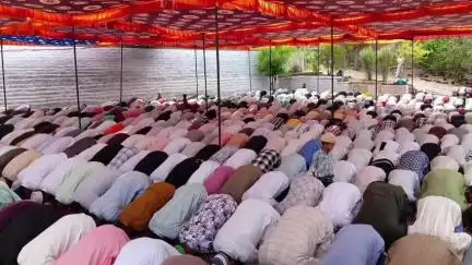 जौरा: जौरा शहर में बकरा ईद पर मुस्लिम समाज ने ईदगाह पर एकत्रित होकर ईद की नमाज अदा की