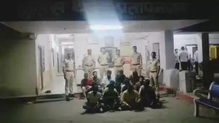 भीलवाड़ा: मानसरोवर झील के समीप जंगल में जुआ खेलते 16 लोगों को गिरफ्तार किया गया, 1 लाख 30 हजार रुपए और 16 मोबाइल बरामद