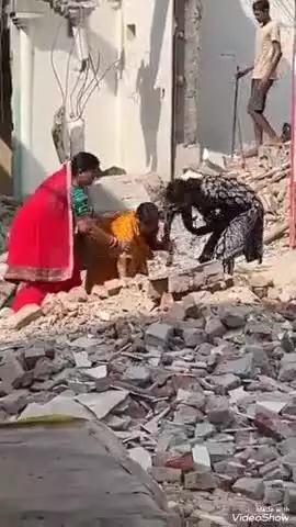 मिर्ज़ापुर: विंध्याचल में गली चौड़ीकरण के लिए तोड़े गए मलबे को नहीं हटाए जाने से यात्री गिरते-पड़ते पहुंच रहे विंध्यधाम
