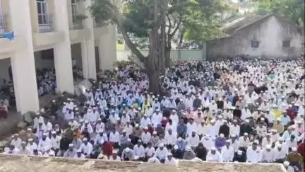 शिरोळ: कुरुंदवाड शहरासह परिसरातील ग्रामीण भागांमध्ये बकरी ईदचा सण मोठ्या भक्तिभावात आणि शांततेच्या वातावरणात साजरा