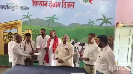 जलालाबाद: मंडी परिसर जलालाबाद में विधायक हरिप्रकाश वर्मा ने अग्नि दुर्घटना से पीड़ित 29 किसानों को सहायता राशि के चेक वितरित किए