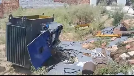 महावन: फरह क्षेत्र में विकसित की जा रही पीतांबरी टाउन कॉलोनी में अज्ञात चोरों ने विद्युत ट्रांसफार्मर का सारा सामान किया चोरी