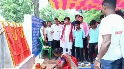 ଝାରସୁଗୁଡା: ଜାମ୍ମାଲ ଗ୍ରାମ ପଞ୍ଚାୟତର  ଗଞ୍ଜୁଡିହି ଗସ୍ତ କଲେ ଝାରସୁଗୁଡା ବିଧାୟକ