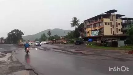 रोहा: कोलाड पेट्रोल पंपासमोरील खड्डे देतआहेत अपघातांना निमंत्रण, दुचाकी व चारचाकी टेम्पो झाले पलटी, स्थानिक ग्रामस्थांचा केला